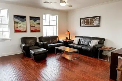 Image de Maison de ville mensuelle 3 Br avec garage pour 2 voitures, W / D, lit king size, équipements modernes