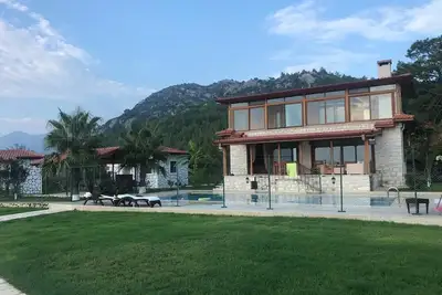 Image de Villa privée fermée dans la forêt avec une vue imprenable sur la mer