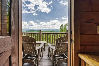 Image de Cabine confortable avec vue à couper le souffle, bain à remous, salle de jeux
