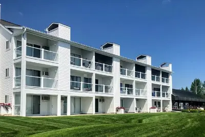 Image de Waterfront Setting w/ Top-Floor Views Overlooking Lake Charlevoix