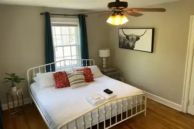 Image de Cozy Historic Main Street 2br w / Screened-in Porch