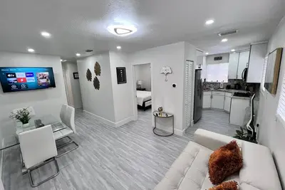 Stylish 2 Bedrooms Apartment by Miami Airport