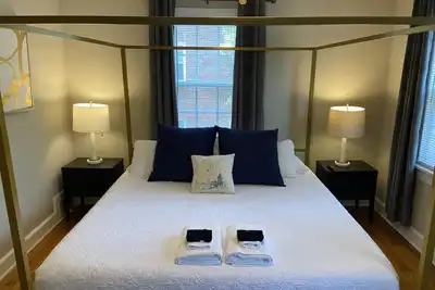 Image de Cuisine moderne dans la maison historique des années 40 sur la rue Main