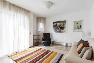 Image de Appartement confortable de quatre pièces dans le d'affaires - Il Parco 11