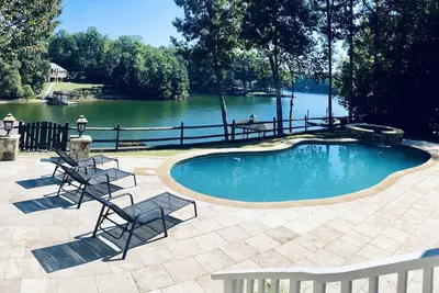 Image de Ultimate Lakeside Retreat - Pool, Hot Tub, Private Dock, Outdoor Fireplace,