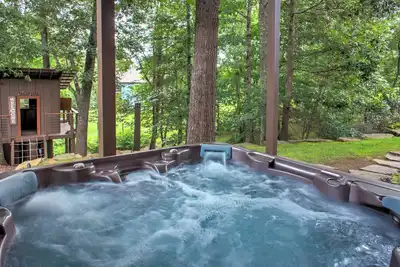 Image de Maplewood Escape | Luxurious Asheville Lodge with Hot Tub, Game Room, & More!