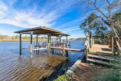Image de Historic Riverfront Hideaway
