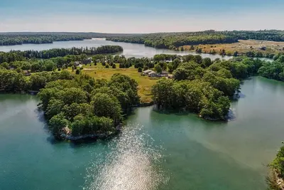 Image de 10 acres sur l'eau et une maison de charme assez grande pour la famille élargie