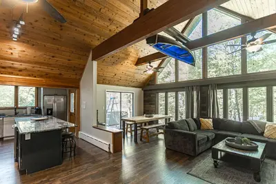 Image de Lake Harmony Chalet avec salle d'arcade pour 22 personnes