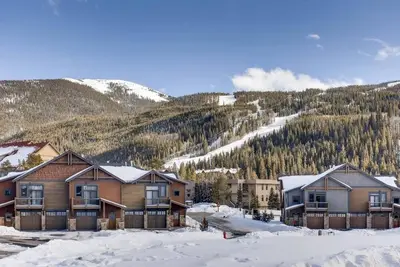Image de Maison de ville spacieuse et luxueuse de 4 chambres avec rivière! Ski gratuit pour les enfants (12 ans et moins)