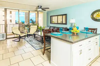 Image de Beautiful 7th Fl. Waikiki Banyan | Vues sur l'océan | 1 bloc à la plage | Parking gratuit