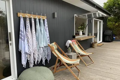 Image de Portsea Paradiso - Charmante maison de plage entièrement rénovée.
