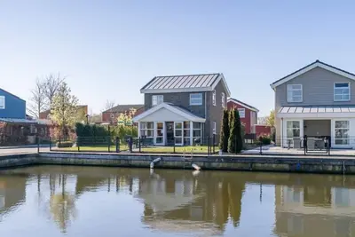 Image de Maison insulaire spacieuse et moderne située sur un coin avec jardin entièrement clos, idéale pour l