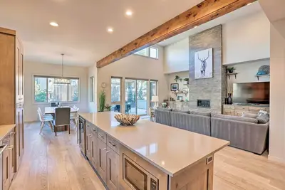 Image de Nouveau! Luxe Mt. Retraite de baccalauréat avec bain à remous et patio!