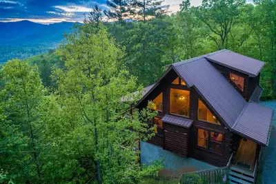 Image de Summit Lodge - Smoky Mtn Views, Central Location, Hot Tub & Ping Pong!