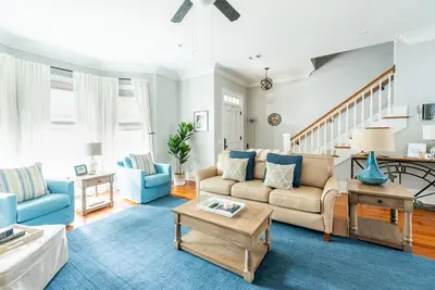 Image de Maison de ville luxueuse près de Forsyth Park avec parking privé par Lucky Savannah!