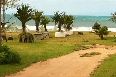 Excellente maison de plage avec barbecue \/ four à pizza, terrasse et vue sur la mer