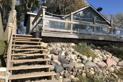 Image de Propriété privée au bord du lac avec immense patio!