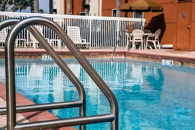 Image de Escapade à Orlando! Unité confortable pour 4 personnes, piscine, petit déjeuner, parking, navette