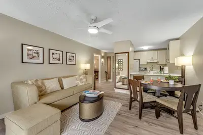 Image de Maison au rez-de-chaussée avec A / C, piscines partagées, grillades, palets, WiFi.