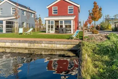 Image de Le design, le style et l’ambiance chaleureuse décrivent le mieux cette maison insulaire individuelle