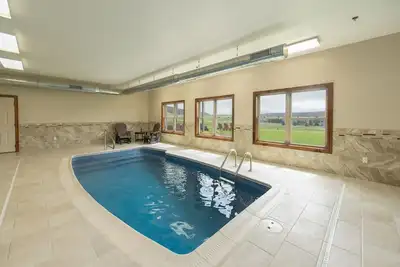 Image de Luxury Dog Friendly Lodge w/ Vaulted Ceilings & Fireplace