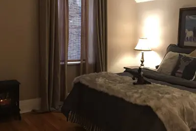 Image de Northern Comfort propose une suite supérieure confortable avec des éléments essentiels pour une sensation à la maison.