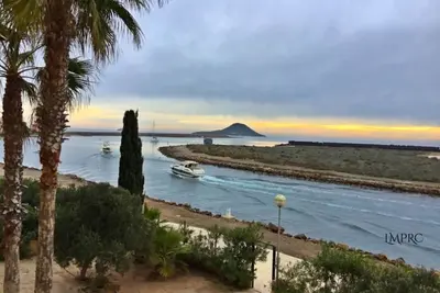 Image de Sea and Canal Views. Close to the beach