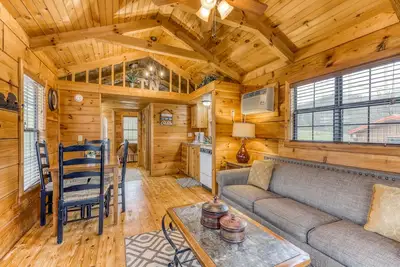 Image de Cabane accueillante avec foyer et bain à remous privé - à proximité du parc national!