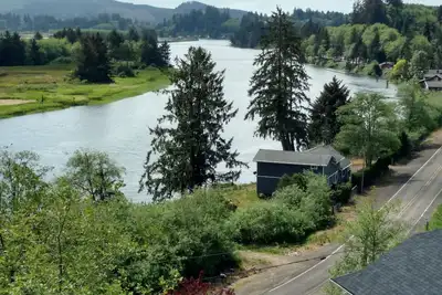Image de Sur les rives de la rivière Nehalem très proche des belles plages de l'Oregon