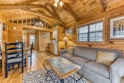 Image de Cabine confortable avec terrasse couverte et foyer - parfait pour les couples ou une petite famille!