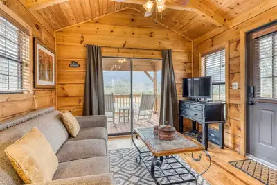 Image de Jolie cabine avec foyer et terrasse couverte - parfait pour un couple ou une petite famille!