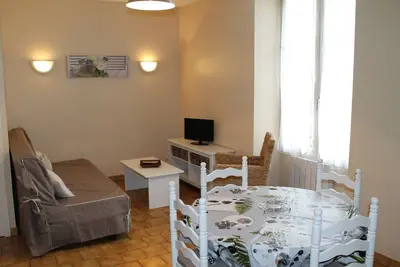 Image de T2 lumineux au centre-ville de La Roche-Posay, proche thermes, avec Wi-Fi et lave-linge