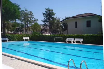 Image de Maison de vacances avec piscine en plein air et terrasse