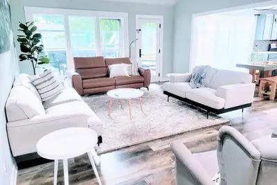 Image de Récemment rénové! 4b / 3b pour 12 bains à remous modernes