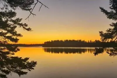 Image de Sunset House, maison neuve, terrasse avant en arrière en cèdre, nouveaux appareils laveuse et sécheuse. Salle de bain en bas des escaliers avec baignoire et douche, chambre en bas avec lit double avec deux chambres au deuxième étage avec deux lits jume.