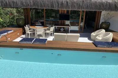 Image de Maison avec 3 suites, lits pouvant accueillir jusqu'à 8 personnes finement décorées et entièrement équipées.