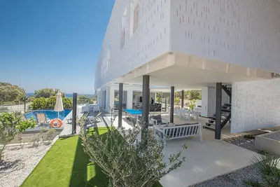 Image de Location Villa: 4 Chambres, pour 9 personnes dans la zone Protaras