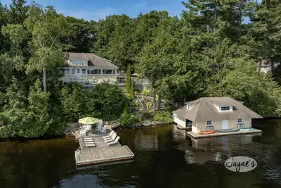 Image de Muskoka Paradise! Spacious & Inviting, Great Deck! Sleeps 16! Hot Tub! Bala!