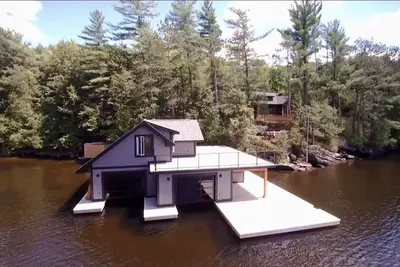 Image de Superbe nouvelle construction avec chalet principal, cabine d'invité, 2 bunkies et hangar à bateaux! Couchers de soleil!