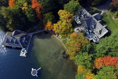 Image de Superbe 6 brdm, 7 salles de bain chalet sur le lac Joe! Plage de sable! Un hangar à bateaux! Il a tout! !