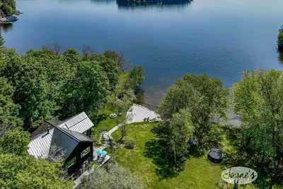 Image de Nouvelle construction sur Rosseau! 6 lits, 3 bains! Plage! Minett! Tesla Power Station!