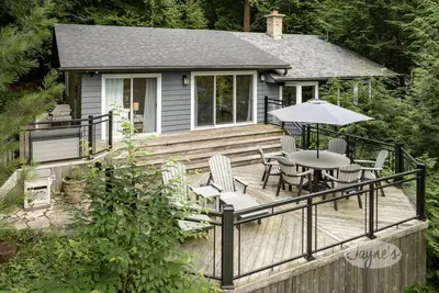 Image de Chalet lumineux et moderne de 4 chambres sur le lac Joe! Boatport + Bunkie! Soleil toute la journée!