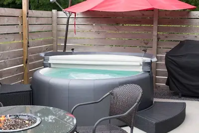 Image de Eclipse • Hot tub and billiards in Downtown Geneva