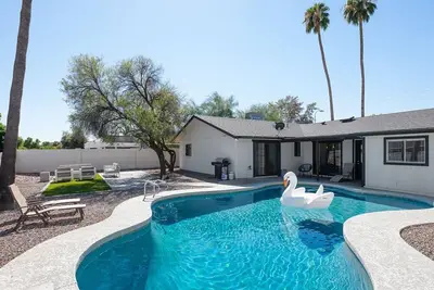 Image de Maison de 3 chambres, 2 salles de bains avec tout nouveau rénovation et piscine privée!