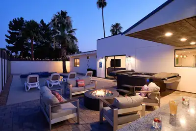 Image de À distance de marche de la vieille ville, piscine privée et table de billard!