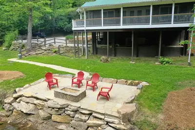 Image de Récemment rénové, paisible, chalet acceptant les animaux domestiques, à quelques minutes du centre-ville de Cashiers