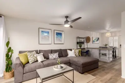 Image de Walk to Fashion Square Mall | Cozy Condo