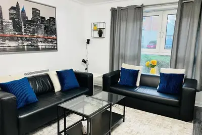 Image de Lush Gated Complex: FastWifi+Parking+Free Coffee&Tea