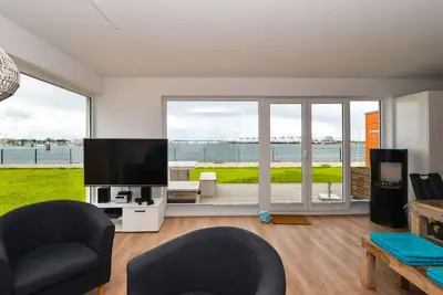 Image de Ground-floor vacation apartment on the harbor with fantastic water views, whirlpool, Ir sauna, gel fireplace
